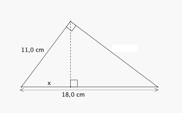 En stor rettvinklet trekant med den korteste siden 11,0 cm lang og den lengste siden lik 18,0 cm. Det felles en normal ned fra 90-graders vinkelene i den store trekanten ned på den lengste siden. Den korteste linjestykket er x.